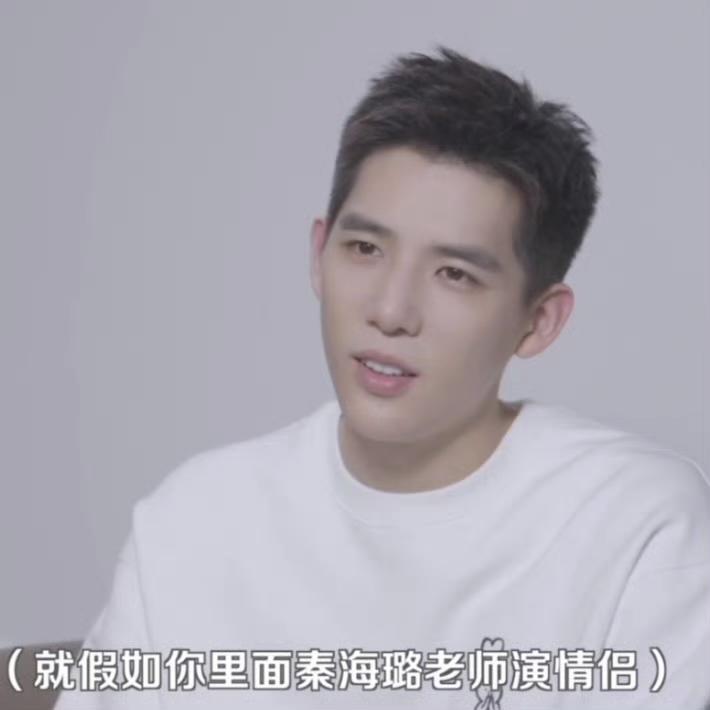 天呐，他盯着她笑的样子很不清白诶…