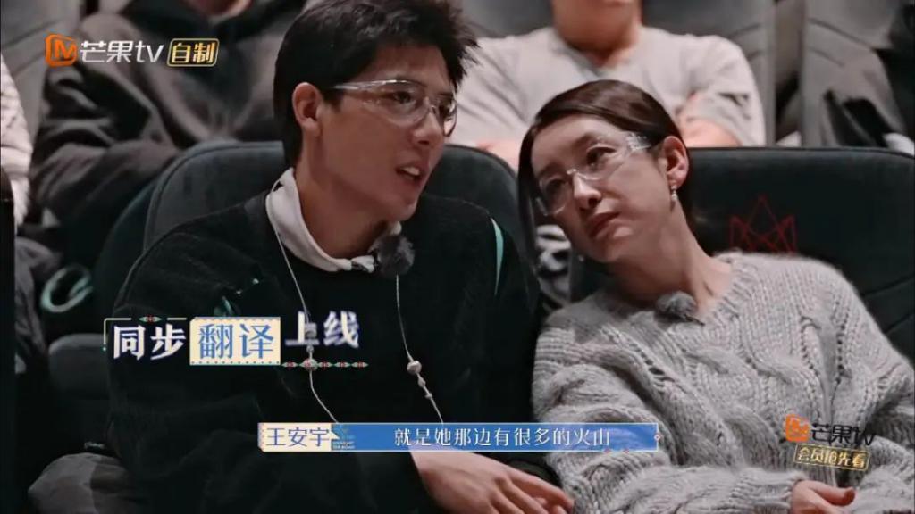 天呐，他盯着她笑的样子很不清白诶…