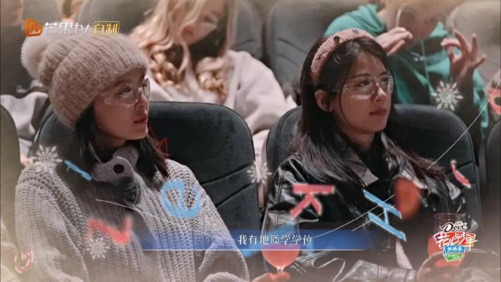 天呐，他盯着她笑的样子很不清白诶…