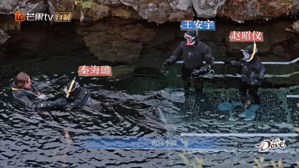 天呐，他盯着她笑的样子很不清白诶…