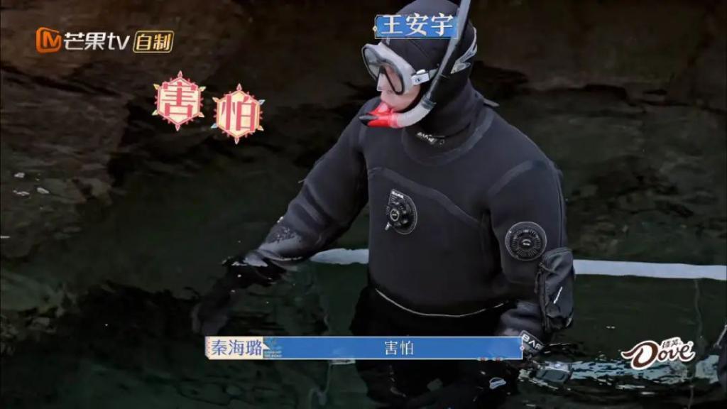 天呐，他盯着她笑的样子很不清白诶…