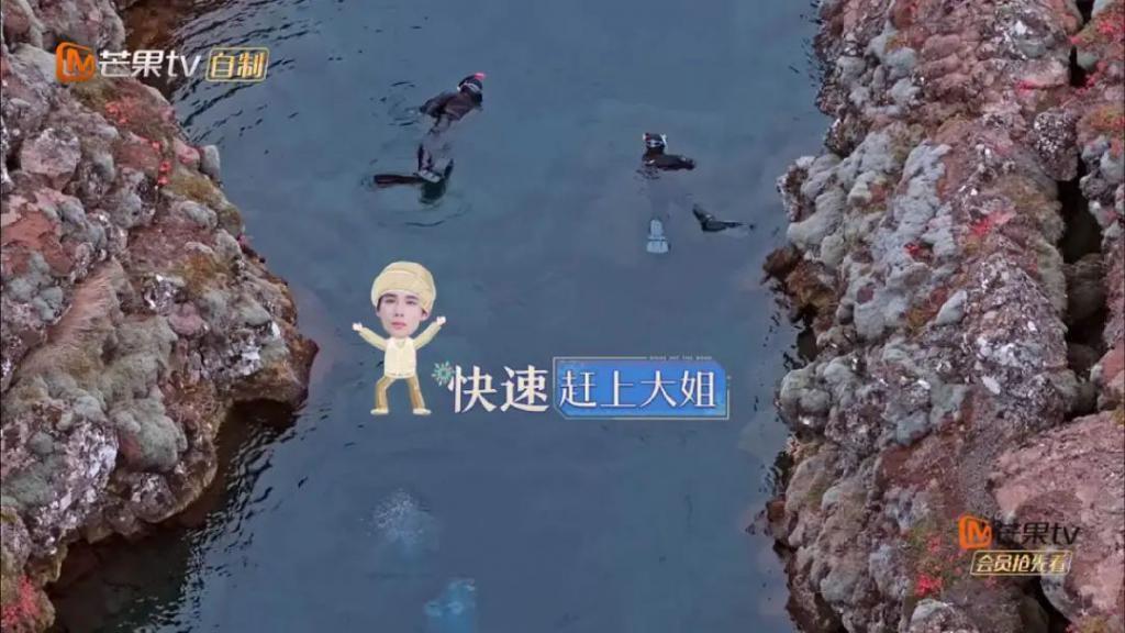 天呐，他盯着她笑的样子很不清白诶…