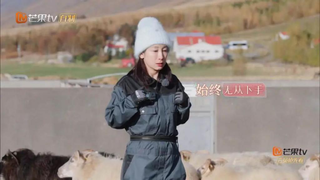 天呐，他盯着她笑的样子很不清白诶…