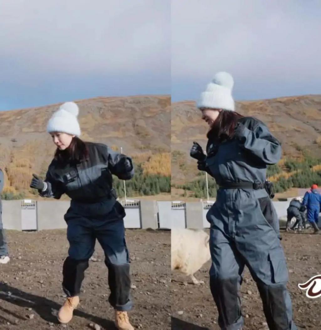 天呐，他盯着她笑的样子很不清白诶…