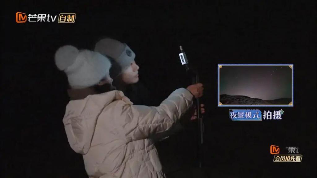 天呐，他盯着她笑的样子很不清白诶…