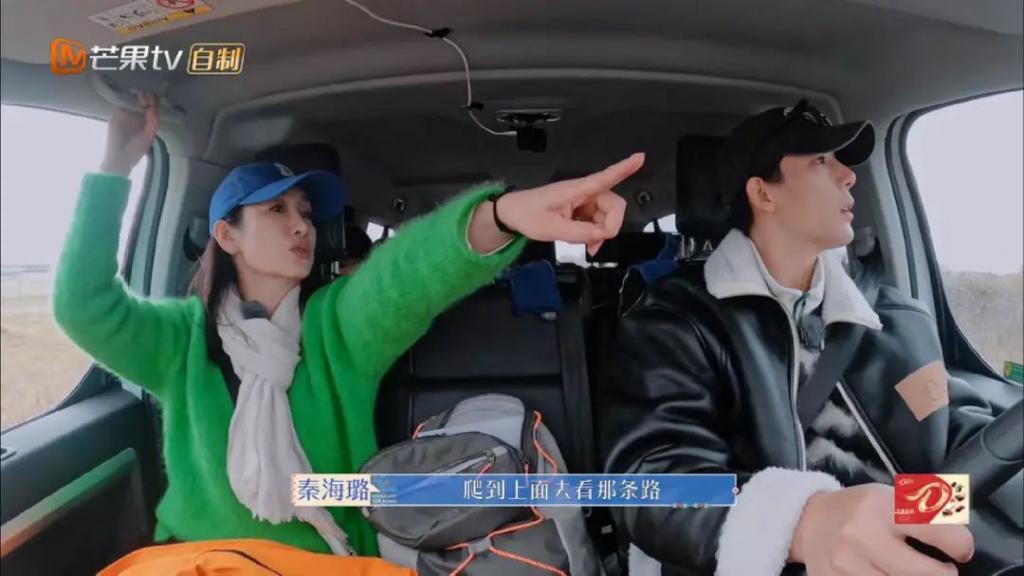 天呐，他盯着她笑的样子很不清白诶…