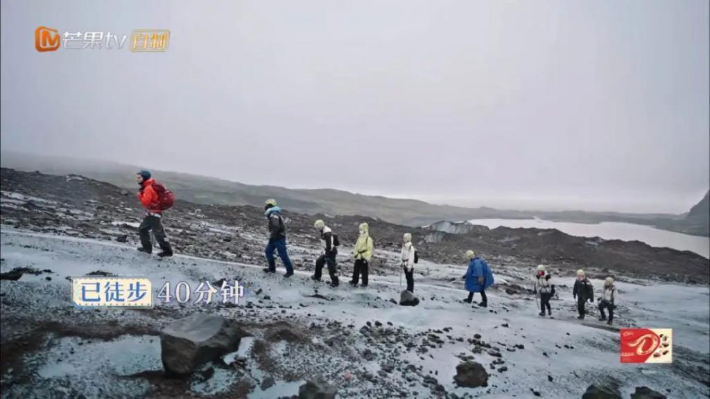 天呐，他盯着她笑的样子很不清白诶…