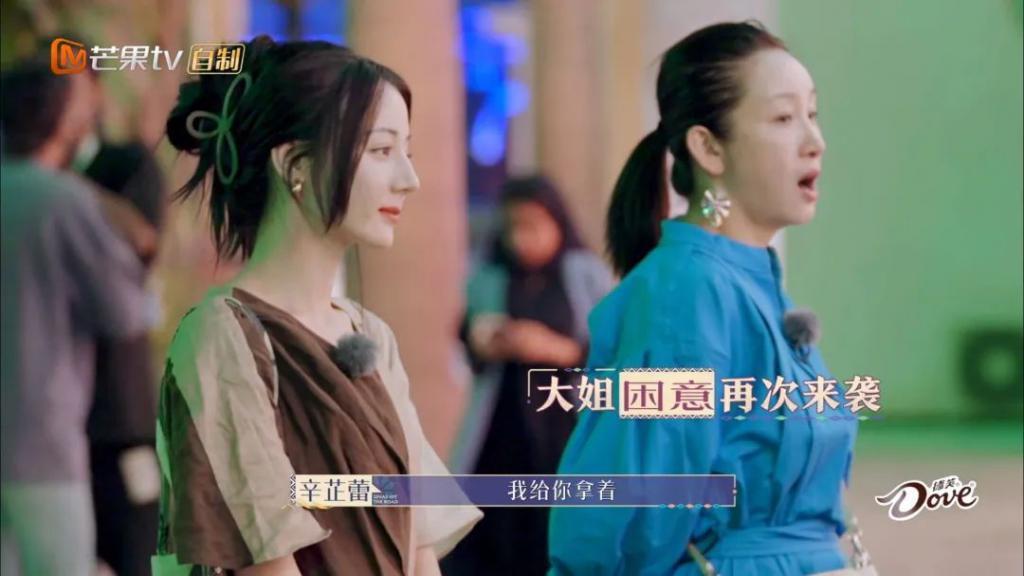 天呐，他盯着她笑的样子很不清白诶…