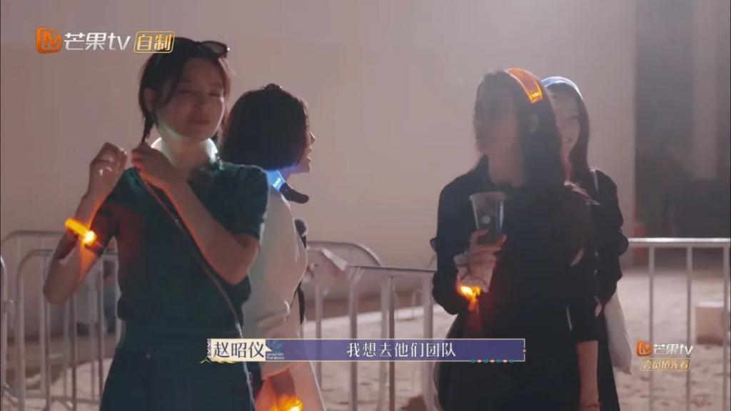 天呐，他盯着她笑的样子很不清白诶…