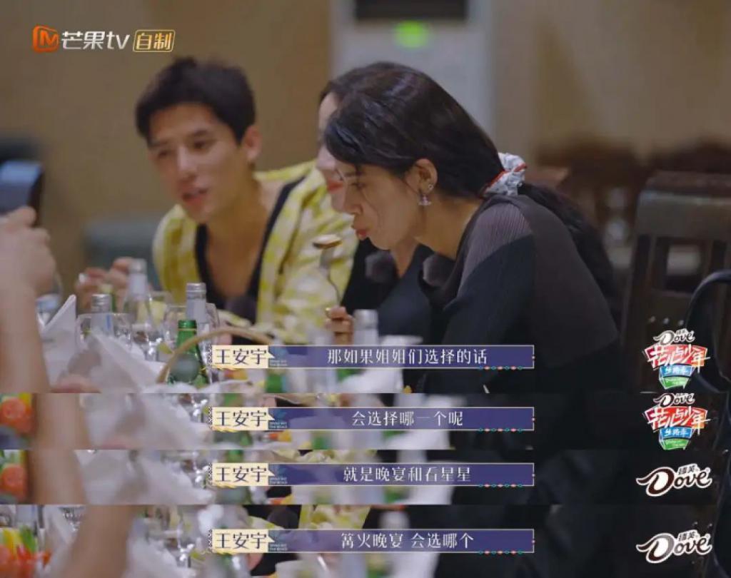 天呐，他盯着她笑的样子很不清白诶…