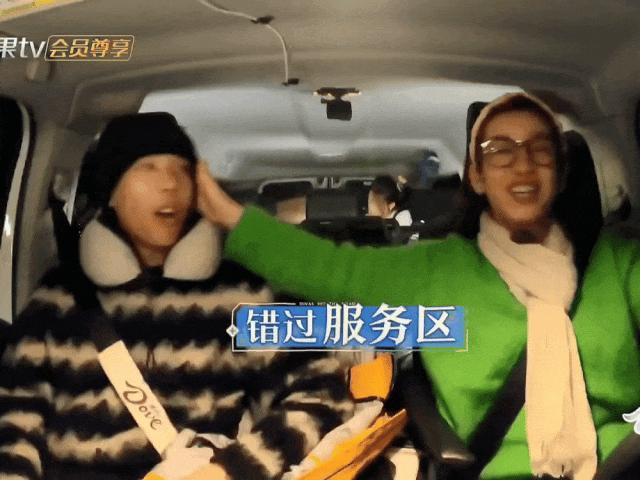 天呐，他盯着她笑的样子很不清白诶…