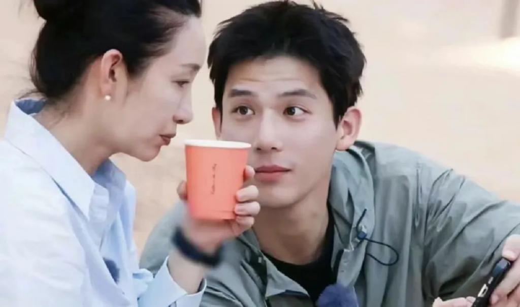 天呐，他盯着她笑的样子很不清白诶…