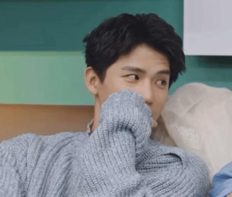 天呐，他盯着她笑的样子很不清白诶…