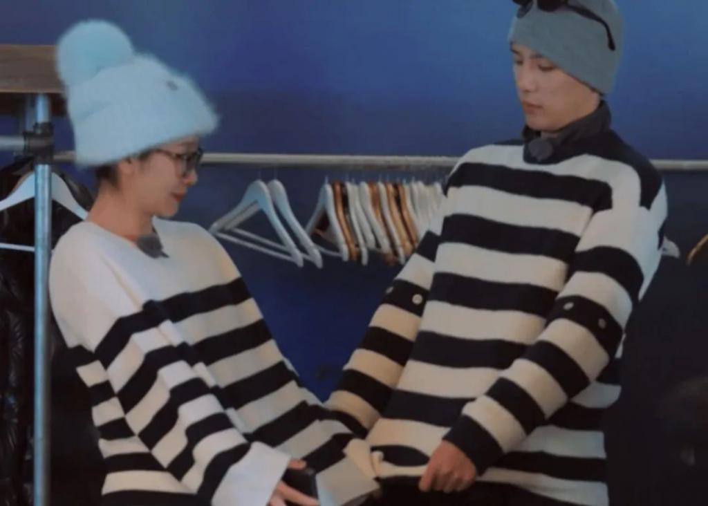 天呐，他盯着她笑的样子很不清白诶…