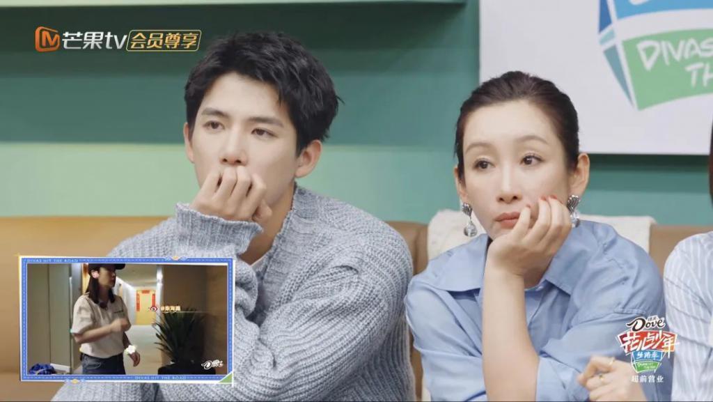 天呐，他盯着她笑的样子很不清白诶…