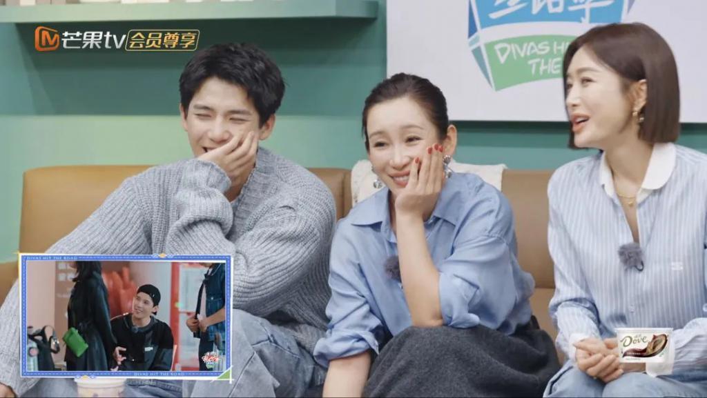 天呐，他盯着她笑的样子很不清白诶…