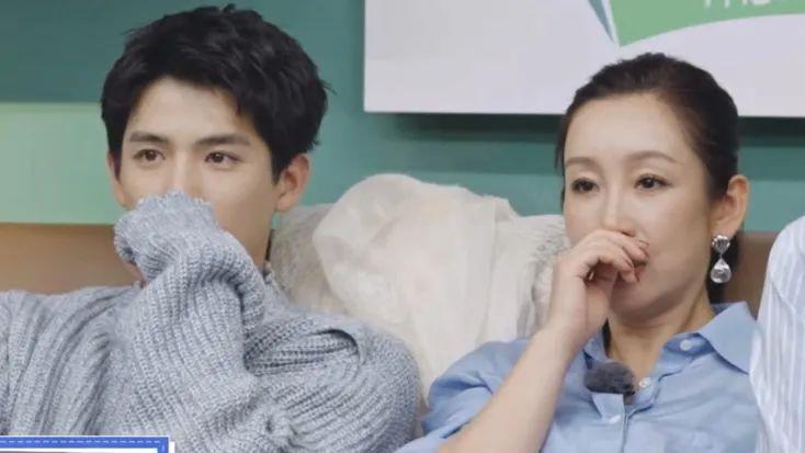 天呐，他盯着她笑的样子很不清白诶…