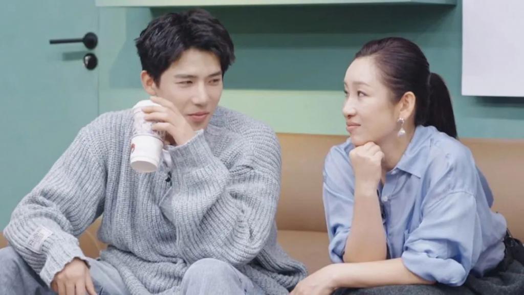 天呐，他盯着她笑的样子很不清白诶…