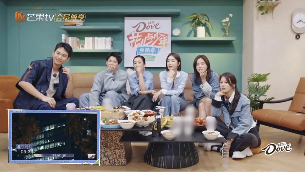 天呐，他盯着她笑的样子很不清白诶…