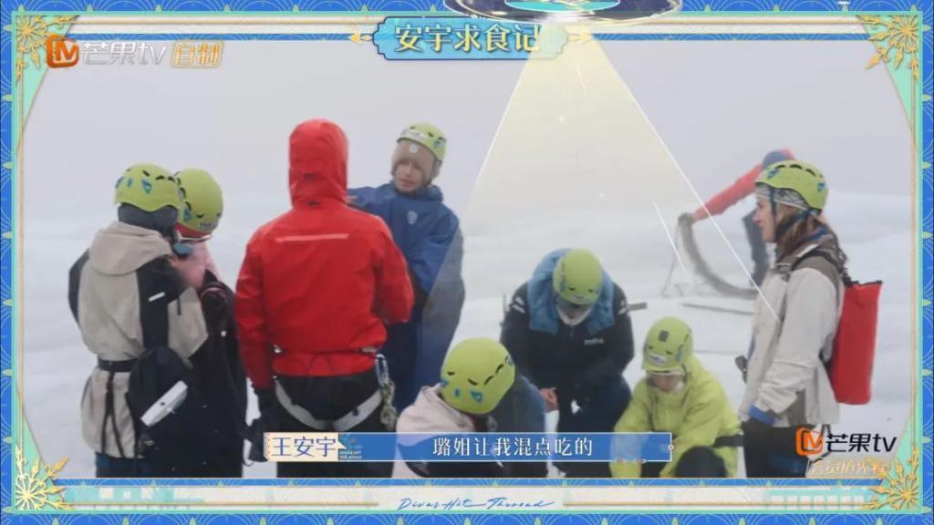 天呐，他盯着她笑的样子很不清白诶…