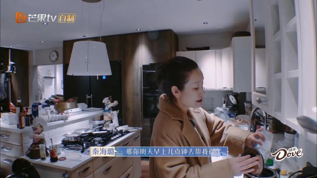 天呐，他盯着她笑的样子很不清白诶…