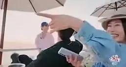 天呐，他盯着她笑的样子很不清白诶…