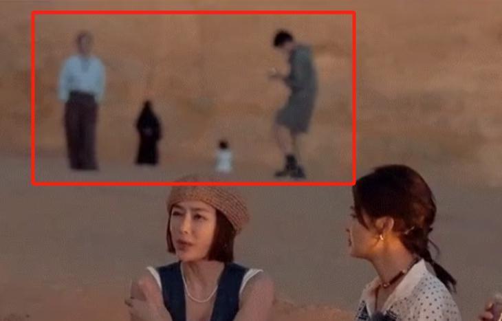 天呐，他盯着她笑的样子很不清白诶…