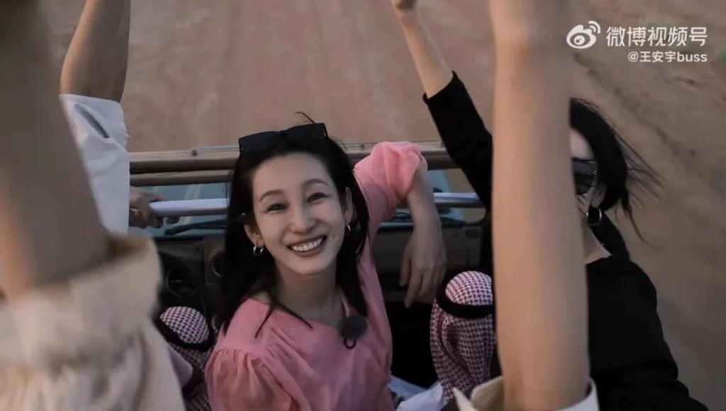 天呐，他盯着她笑的样子很不清白诶…