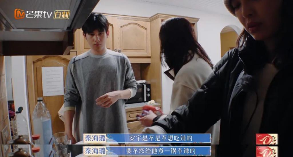 天呐，他盯着她笑的样子很不清白诶…