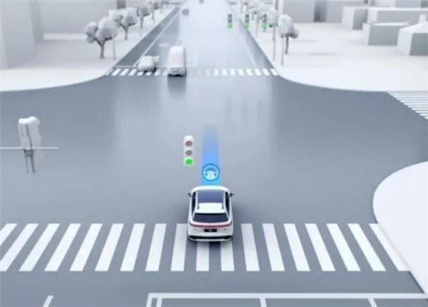 轿车高速上自动驾驶撞上检修带 司机：以后不敢用了