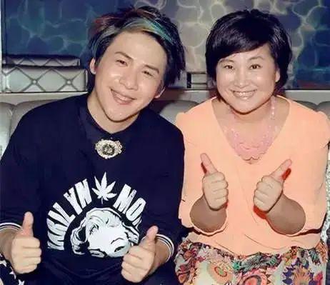 贾玲：暴瘦100斤，颜值如下