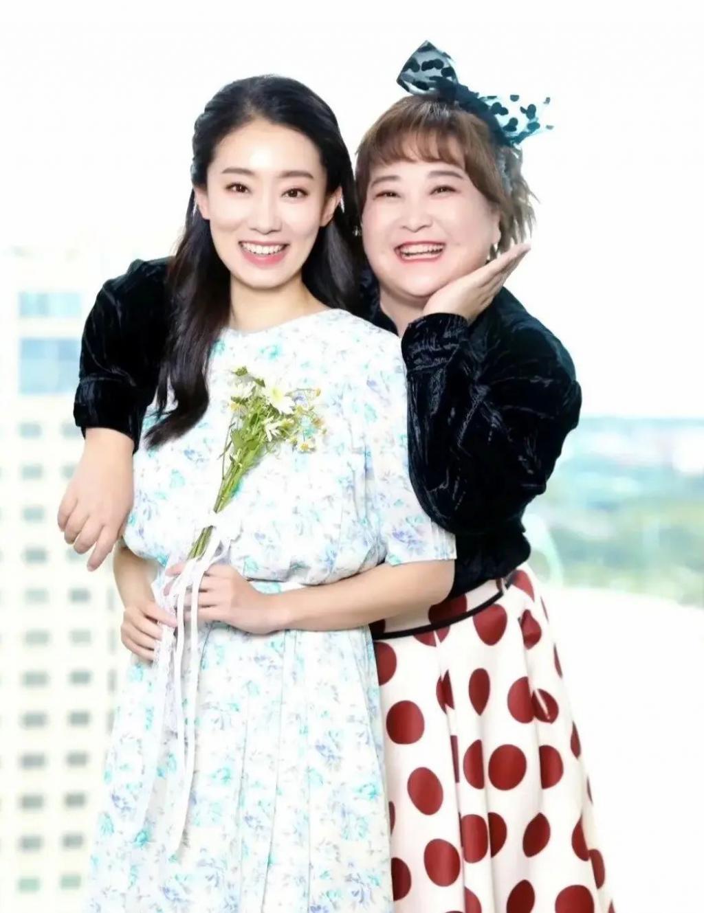 贾玲：暴瘦100斤，颜值如下