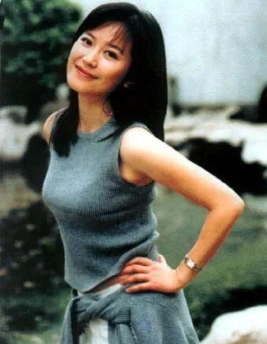 53岁俞飞鸿美出天际，近照惊为天人：她，无可复制