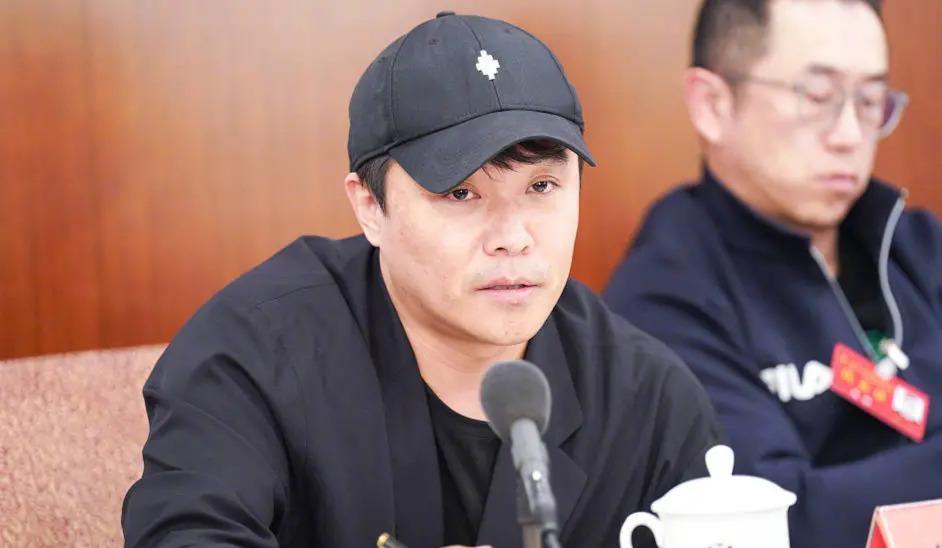 人民大会堂镜头下的大明星，黄晓明发胖，周迅扛住了