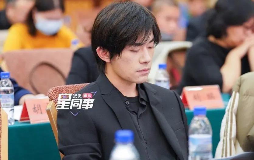 人民大会堂镜头下的大明星，黄晓明发胖，周迅扛住了