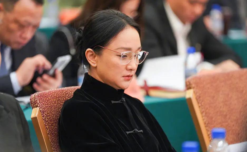 人民大会堂镜头下的大明星，黄晓明发胖，周迅扛住了