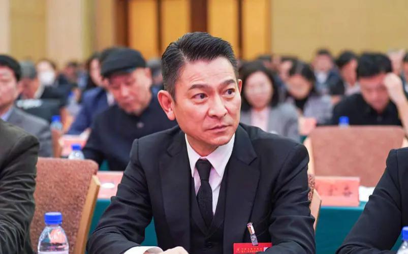 人民大会堂镜头下的大明星，黄晓明发胖，周迅扛住了