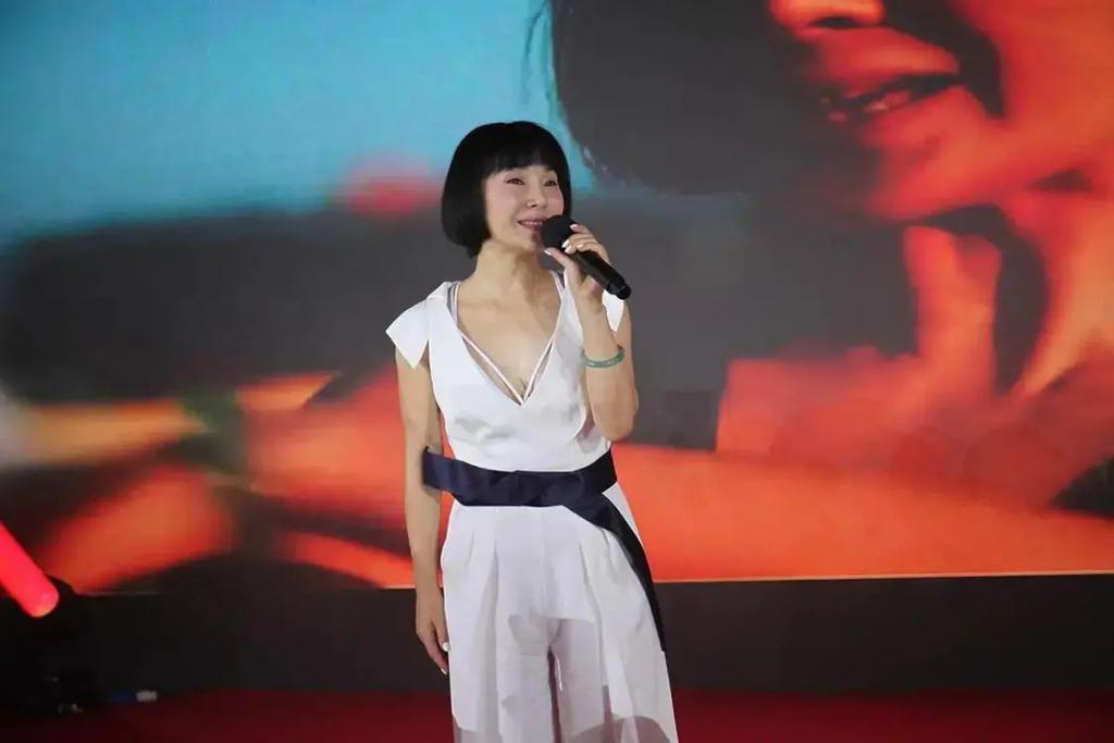 丈夫出轨主持人，妻子出轨医生，陈红夫妇可不一般