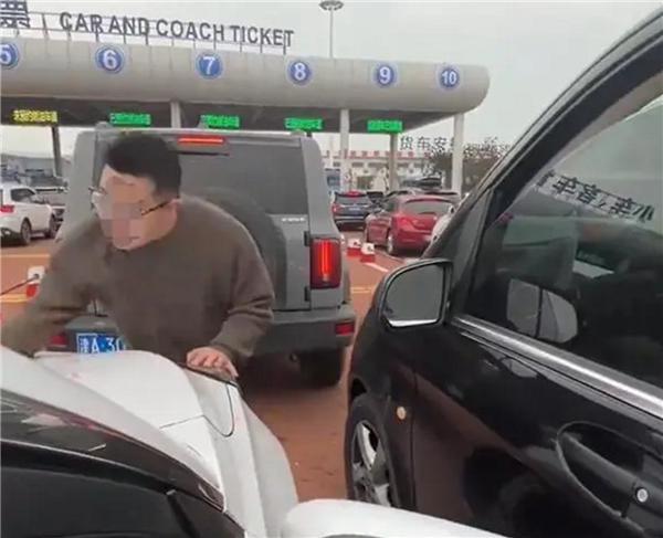 奔驰车男子插队砸车 警方行拘10日罚款500：网友称车主是大学老师 官方回应