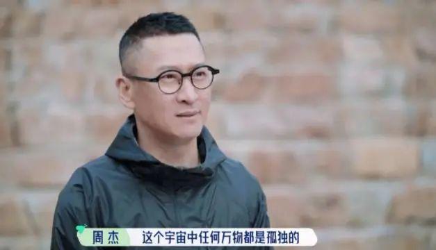 搂了下脖子，她就成太妹了？