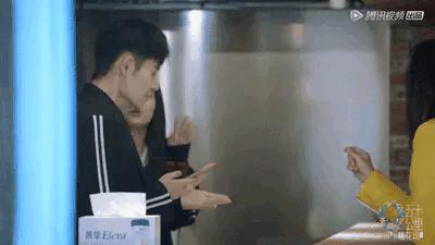 搂了下脖子，她就成太妹了？