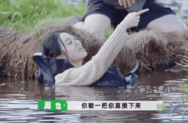 搂了下脖子，她就成太妹了？