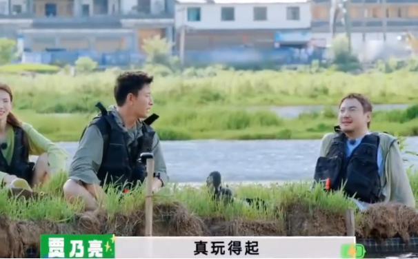 搂了下脖子，她就成太妹了？