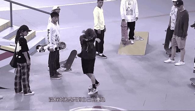 搂了下脖子，她就成太妹了？