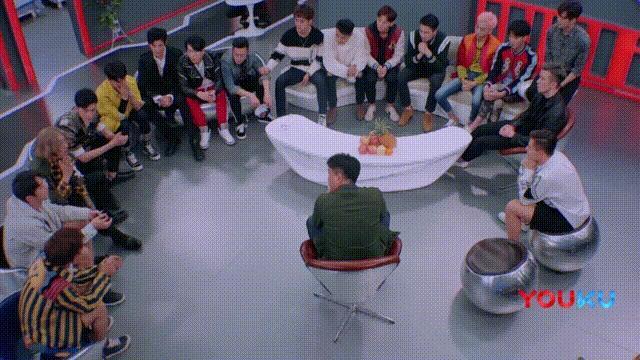 搂了下脖子，她就成太妹了？
