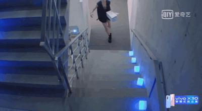 搂了下脖子，她就成太妹了？