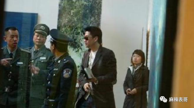 看明星一个比一个社死…