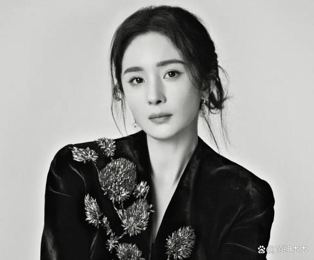 杨幂新采访翻车？演戏20年还在请表演老师，连导演都内涵她