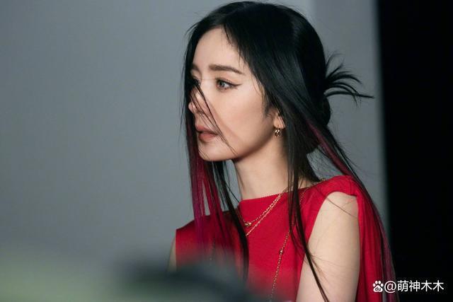 杨幂新采访翻车？演戏20年还在请表演老师，连导演都内涵她
