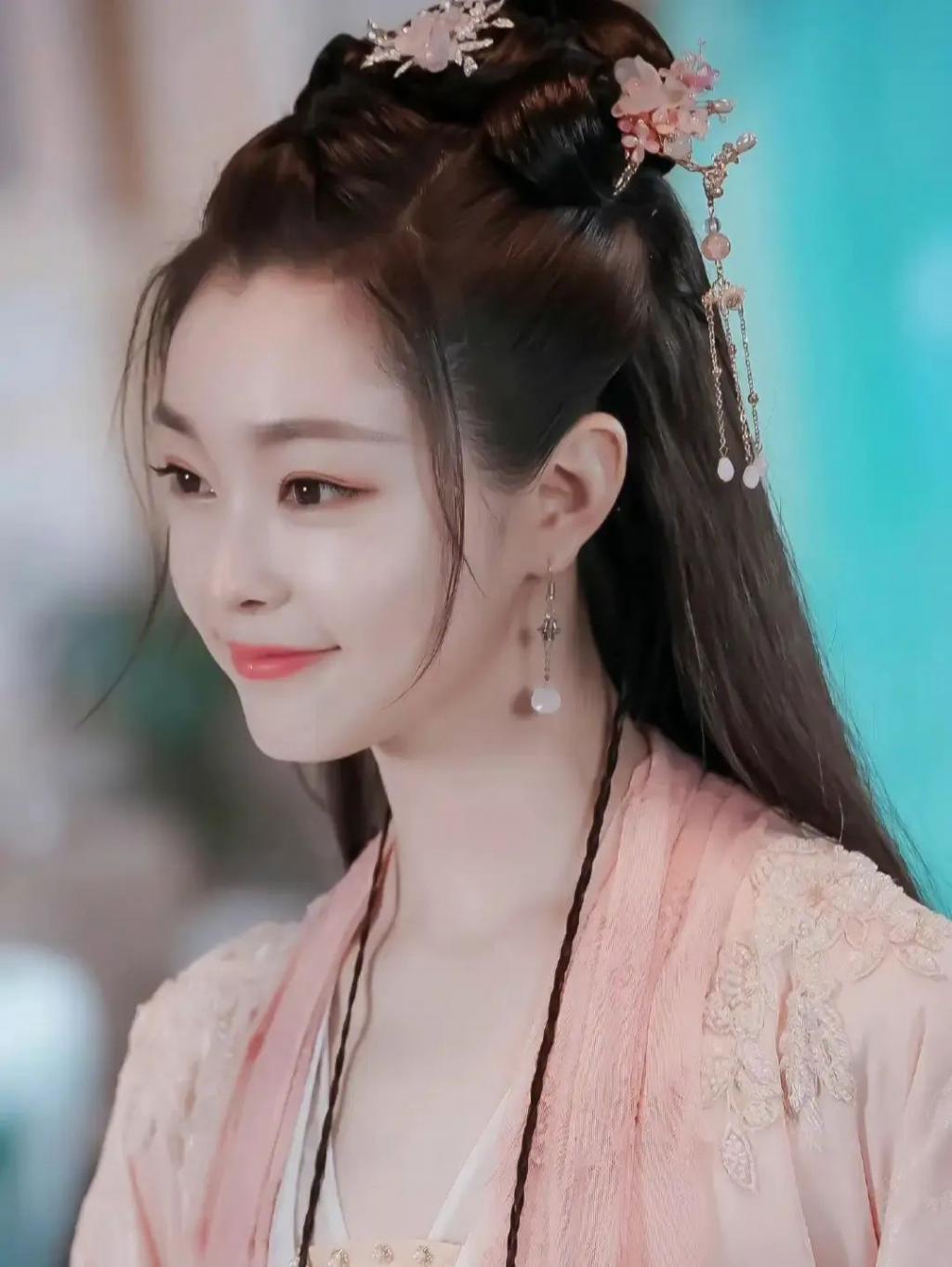 她们俩居然认识，娱乐圈的友谊真神奇